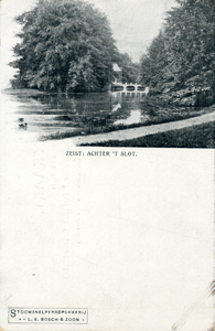 15922 Gezicht op de vijver in het park van Slot Zeist te Zeist uit het zuidoosten; met op de achtergrond de toegangsbrug.